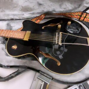 Yamaha AEX 500 Schwarz, Hybrid-Gitarre mit Mini-Humbucker und Piezo-Tonabnehmer, zerkratzt, inkl. Koffer.. | Zustand: Gut