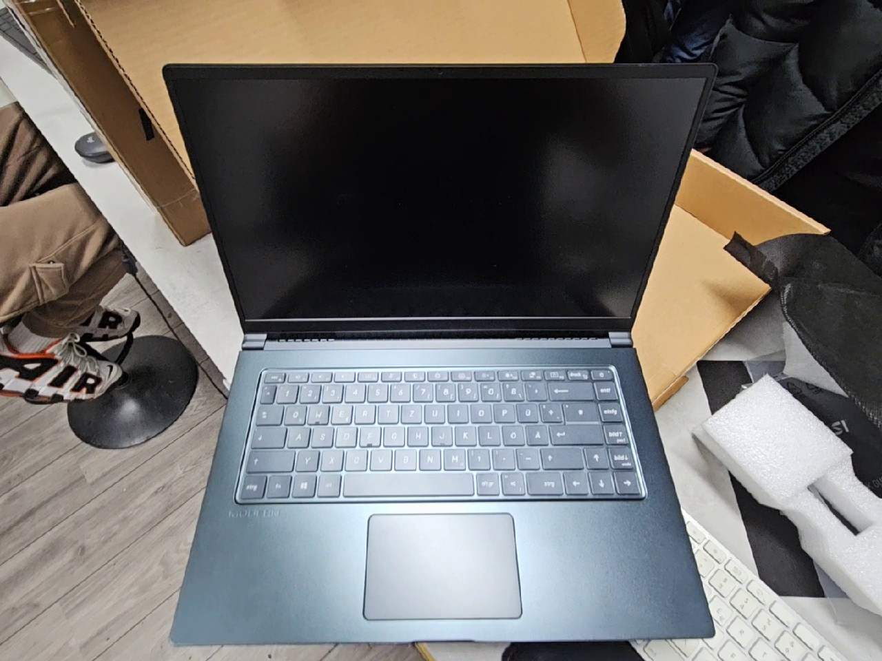 MSI Prestige 15 , i3-10110U | 8GB ram | 512GB SSD | Windows 11 Home Mit Verpackung | Zustand: Sehr Gut | Farbe: schwarz