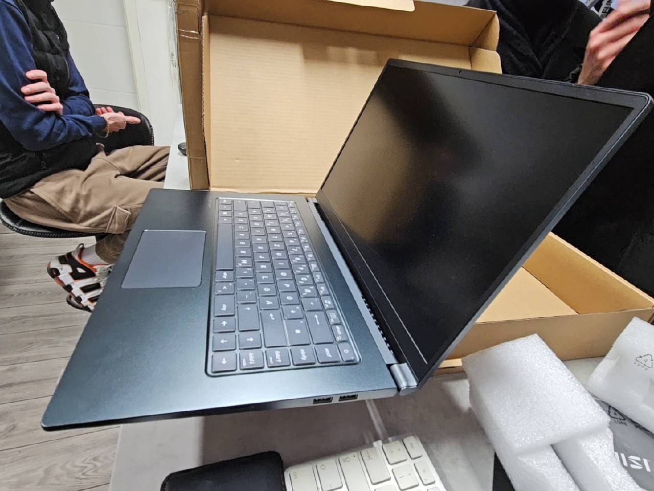 MSI Prestige 15 , i3-10110U | 8GB ram | 512GB SSD | Windows 11 Home Mit Verpackung | Zustand: Sehr Gut | Farbe: schwarz – Bild 2