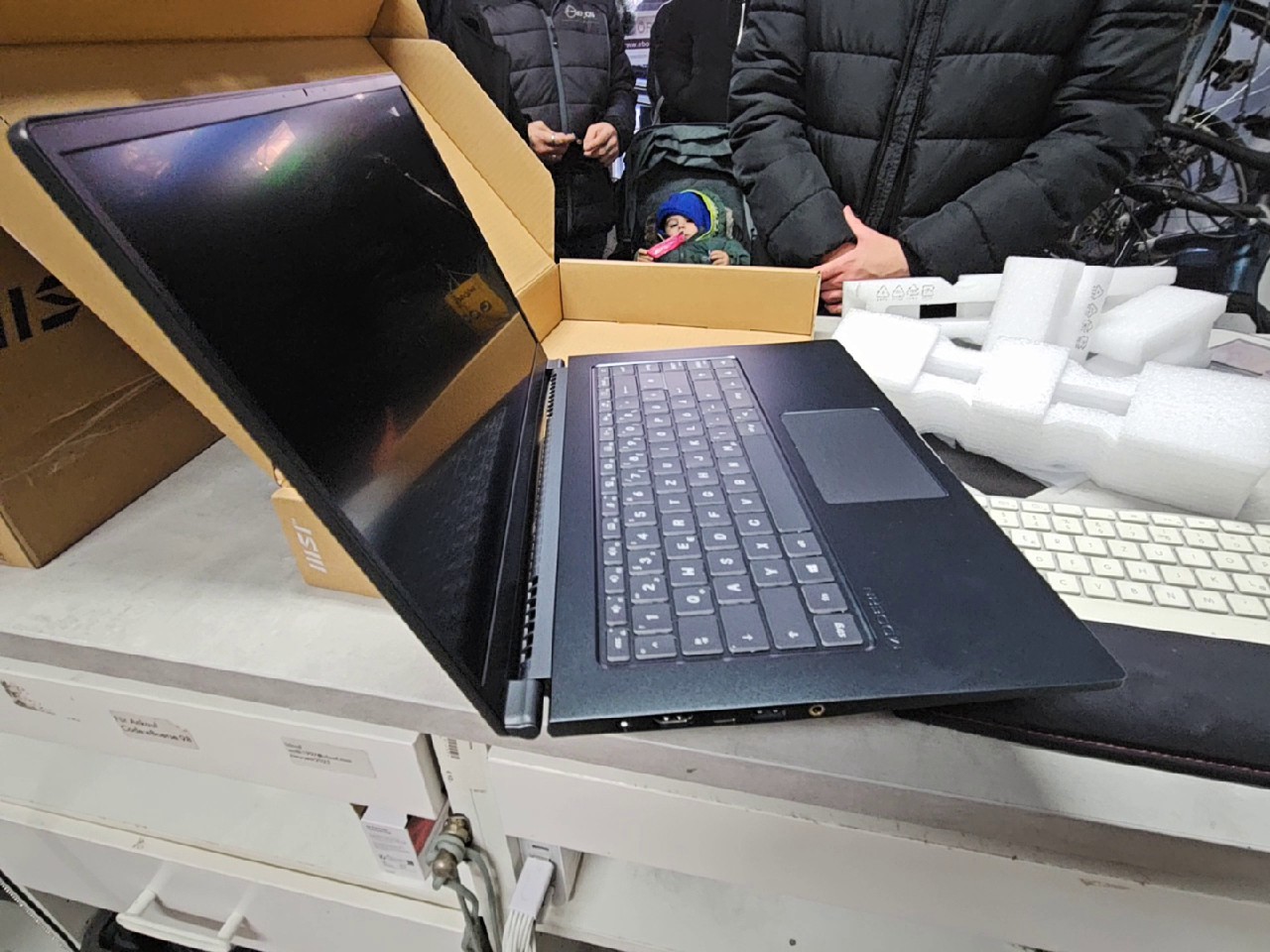 MSI Prestige 15 , i3-10110U | 8GB ram | 512GB SSD | Windows 11 Home Mit Verpackung | Zustand: Sehr Gut | Farbe: schwarz – Bild 3