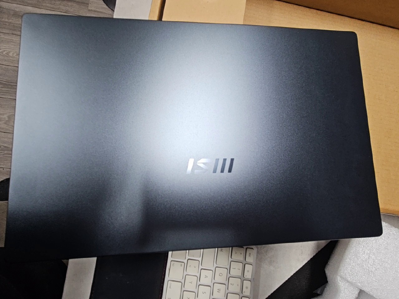MSI Prestige 15 , i3-10110U | 8GB ram | 512GB SSD | Windows 11 Home Mit Verpackung | Zustand: Sehr Gut | Farbe: schwarz – Bild 4