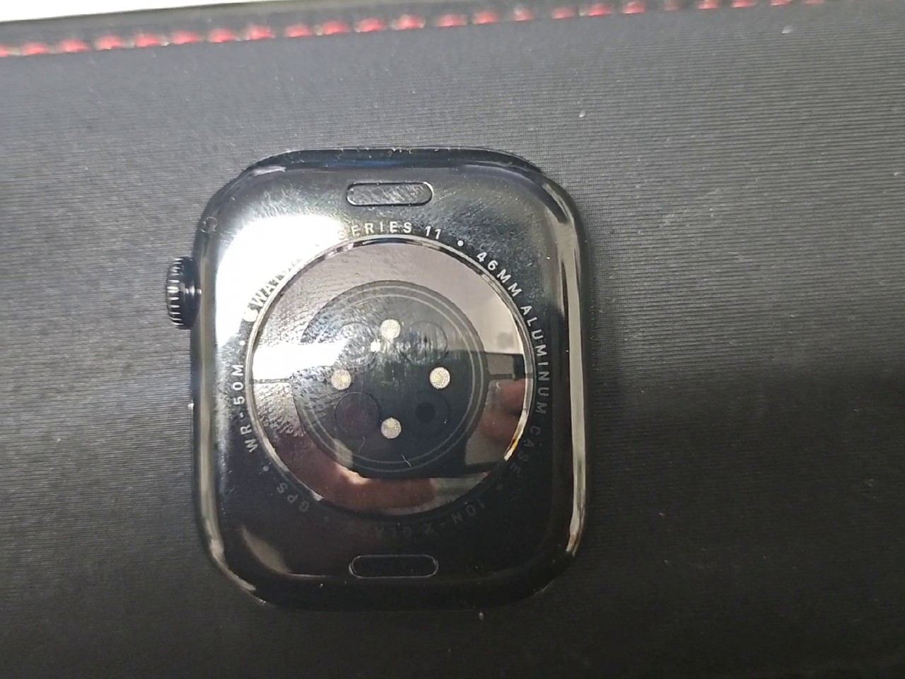 Apple Watch Clone Series 11 46mm Schwarzn, 46mm aluminium case, gps, wr-50m (water resistant 50 meters)n, kratzer auf der rückseiten, zubehör: ovp, band, ladekabeln | Zustand: Gebrauchtn | Farbe: schwarz