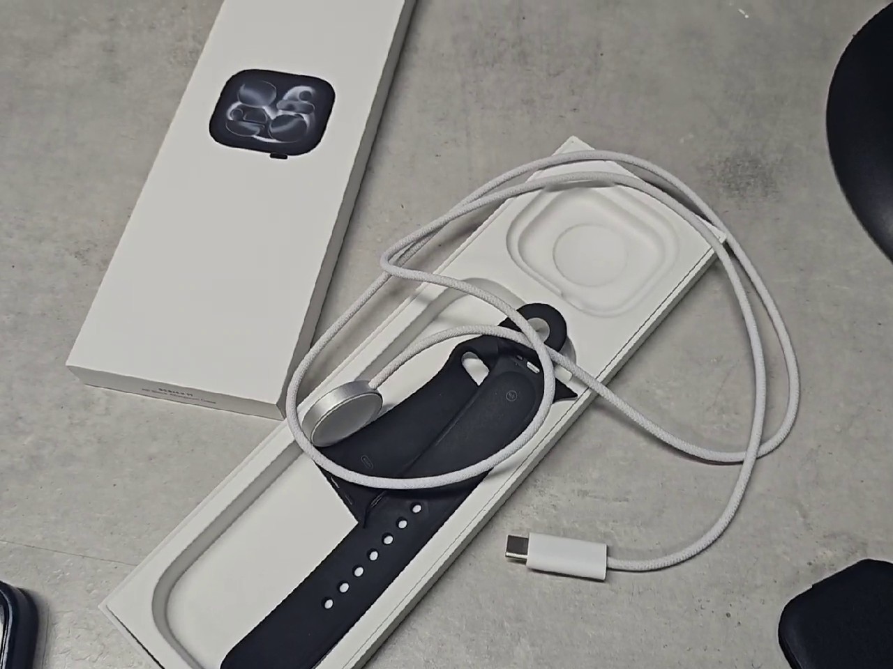 Apple Watch Clone Series 11 46mm Schwarzn, 46mm aluminium case, gps, wr-50m (water resistant 50 meters)n, kratzer auf der rückseiten, zubehör: ovp, band, ladekabeln | Zustand: Gebrauchtn | Farbe: schwarz – Bild 3