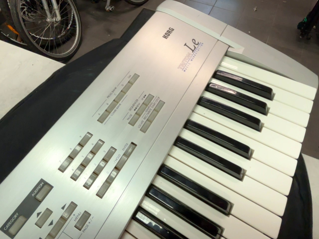 Korg Triton Le 61 Music Workstation, Inklusive Ladegerät und Tasche, ohne Speicherkarte. Gute Zustand.. | Zustand: Gut – Bild 5