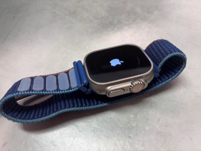 Apple Watch Ultra 1. Gen. 49mm Titan, Akkukapazität 99%, ohne Ladegerät, gebrauchter Zustand, robustes Titangehäuse, Saphirglas | Zustand: Sehr Gut | Farbe: weiss – Bild 4
