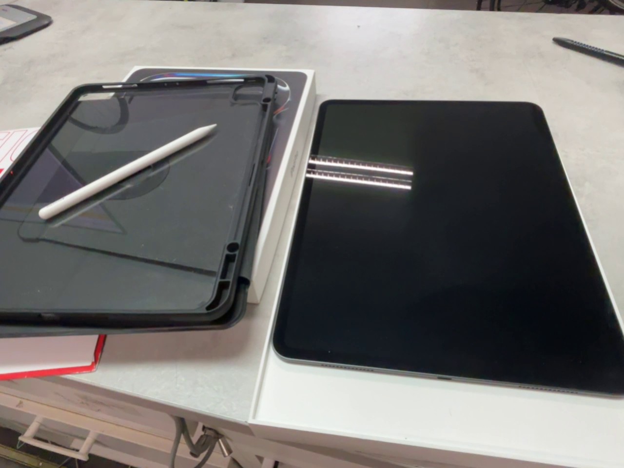 Apple iPad Pro 13" (M5) 2025 Spacegrau, 256 GB Speicher, Wi-Fi, inkl. OVP, Apple Pencil Pro, Case und Rechnung vom 13.01.2026, Display hat einen kleinen Kratzer. | Zustand: Sehr Gut | Farbe: schwarz – Bild 2