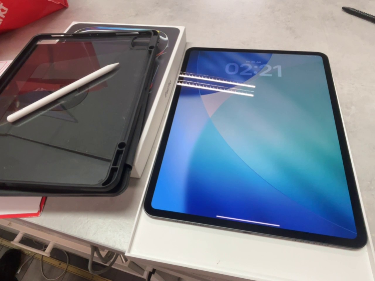 Apple iPad Pro 13" (M5) 2025 Spacegrau, 256 GB Speicher, Wi-Fi, inkl. OVP, Apple Pencil Pro, Case und Rechnung vom 13.01.2026, Display hat einen kleinen Kratzer. | Zustand: Sehr Gut | Farbe: schwarz – Bild 3
