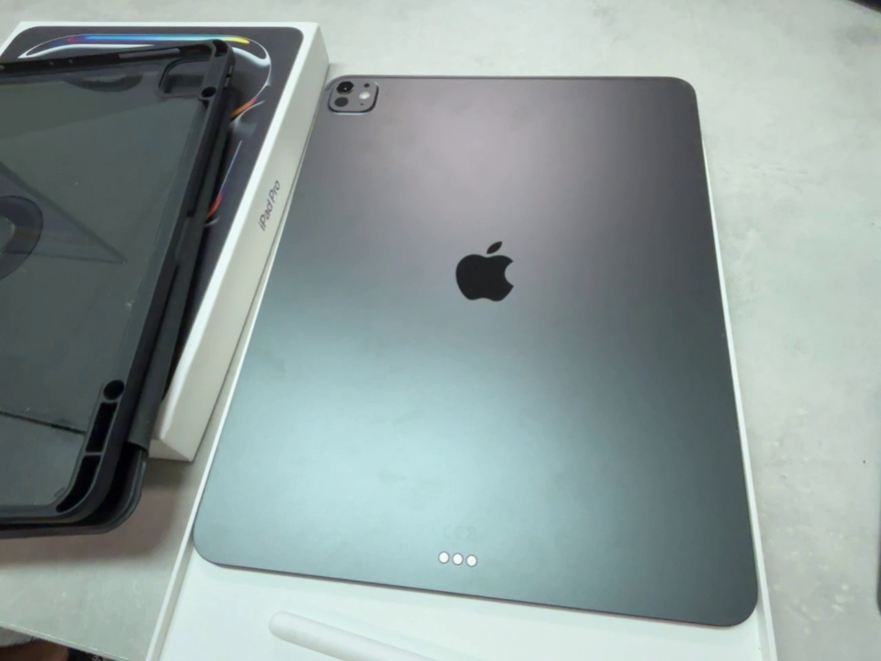Apple iPad Pro 13" (M5) 2025 Spacegrau, 256 GB Speicher, Wi-Fi, inkl. OVP, Apple Pencil Pro, Case und Rechnung vom 13.01.2026, Display hat einen kleinen Kratzer. | Zustand: Sehr Gut | Farbe: schwarz – Bild 4