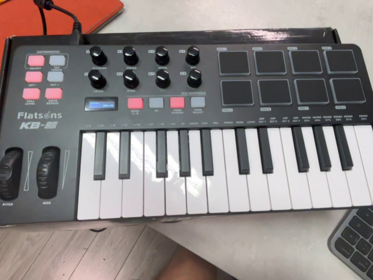 Flatsons KB-25mini, Schwarz, OVP 25 Tasten, 8 Pads, 8 Regler, Arpeggiator, USB, OLED, DAW-Software, Karton bestoßen & Kratzer, Zubehör: USB-Kabel, Software, | Zustand: Gebraucht – Bild 2