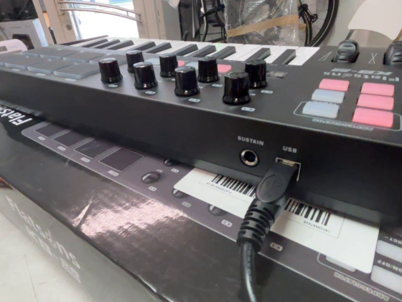 Flatsons KB-25mini, Schwarz, OVP 25 Tasten, 8 Pads, 8 Regler, Arpeggiator, USB, OLED, DAW-Software, Karton bestoßen & Kratzer, Zubehör: USB-Kabel, Software, | Zustand: Gebraucht – Bild 3