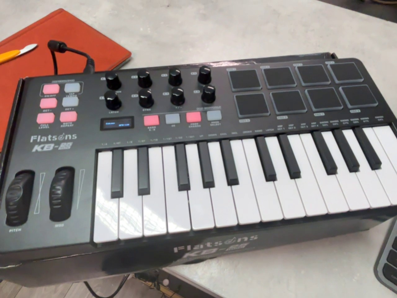 Flatsons KB-25mini, Schwarz, OVP 25 Tasten, 8 Pads, 8 Regler, Arpeggiator, USB, OLED, DAW-Software, Karton bestoßen & Kratzer, Zubehör: USB-Kabel, Software, | Zustand: Gebraucht – Bild 4