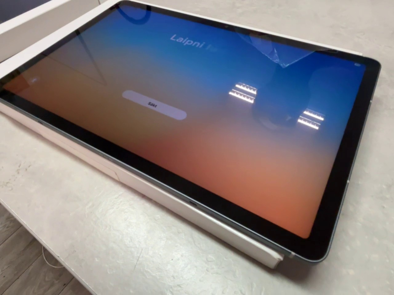 Samsung Galaxy Tab S10 FE 256GB 2025 Grau, OVP, inklusive Samsung EF-DX720 Book Cover Keyboard Slim mit AI-Taste Display hat kratze | Zustand: Gut | Farbe: schwarz – Bild 2