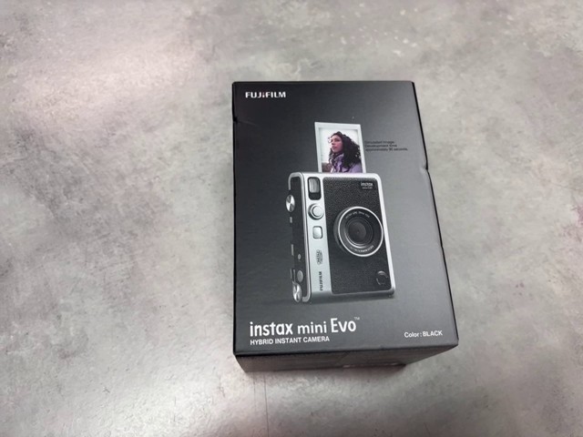 Fujifilm Instax Mini Evo Schwarz, Hybride Sofortbildkamera mit Retro-Design, digitale Bildvorschau, Druckfunktion, neu | OVP | Zustand: Neu – Bild 2