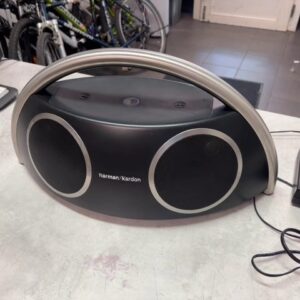 Harman Kardon Go + Play Wireless Schwarz, Tragbarer Bluetooth-Lautsprecher mit Edelstahl-Tragegriff, inklusive passendem Netzteil. | Zustand: Gut | Farbe: schwarz