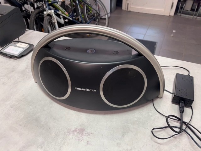 Harman Kardon Go + Play Wireless Schwarz, Tragbarer Bluetooth-Lautsprecher mit Edelstahl-Tragegriff, inklusive passendem Netzteil. | Zustand: Gut | Farbe: schwarz
