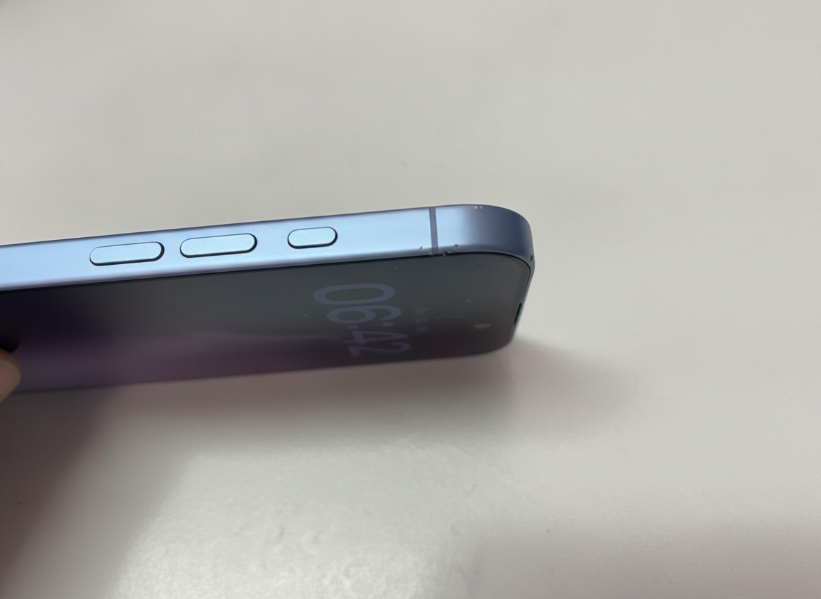 iPhone 17 256GB, Rahmen und Kamera weisen Kratzer auf.Ladezyklen 25 | SimLock: Frei | Zustand: Gut | Farbe: blau | Akku: 100% – Bild 2