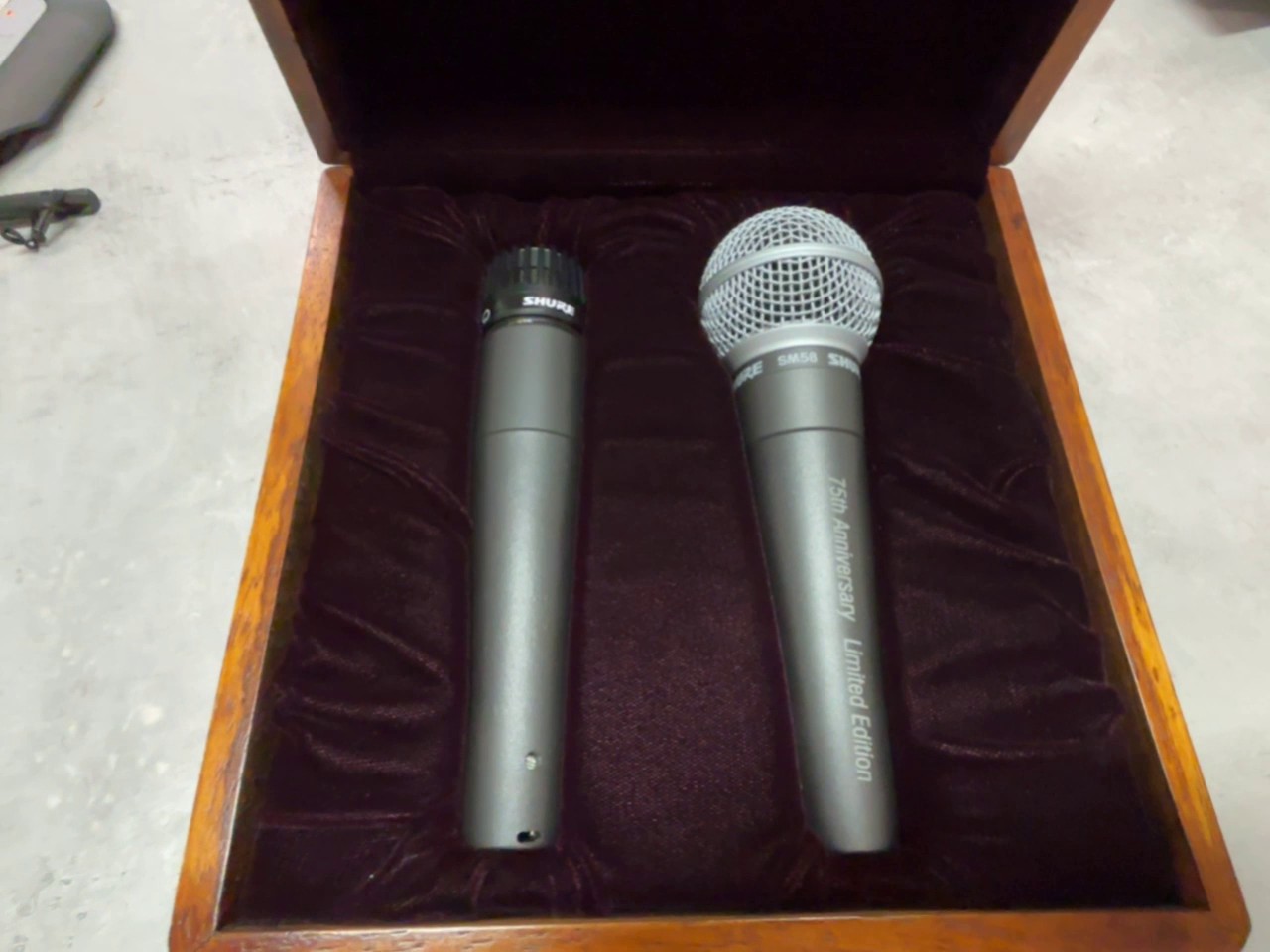 Shure SM57 & SM58 75th Anniversary Set, Limitiertes Mikrofon-Set in originaler Holz-Präsentationsbox, dynamische Mikrofone, Sammlerstück | Zustand: Gut – Bild 2