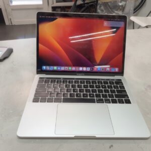Apple MacBook Pro 13 (2017) Silber, Intel Core i5 3,1 GHz, 8 GB RAM, 256 GB SSD, Ecke ist beschädigt | Zustand: Gut