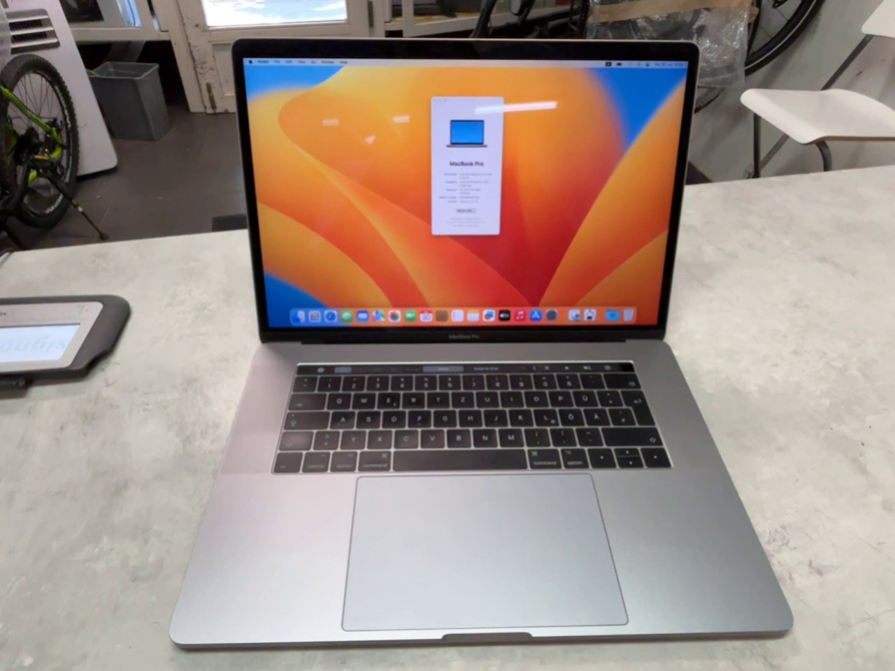 Apple MacBook Pro 2017 15,4 Spacegrau, 15 Zoll, Intel Core i7, 16 GB RAM, 512 GB SSD, Akku-Zyklen: 39 | Zustand: Gut | Farbe: schwarz