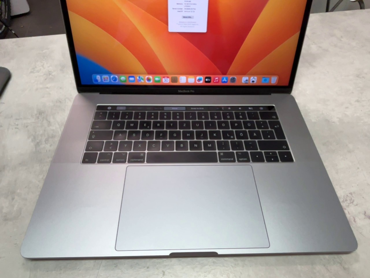 Apple MacBook Pro 2017 15,4 Spacegrau, 15 Zoll, Intel Core i7, 16 GB RAM, 512 GB SSD, Akku-Zyklen: 39 | Zustand: Gut | Farbe: schwarz – Bild 2