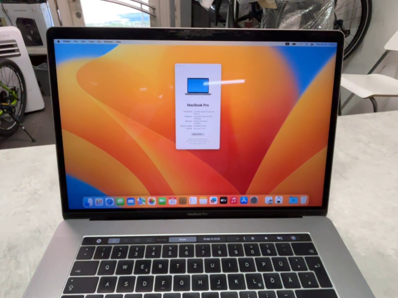 Apple MacBook Pro 2017 15,4 Spacegrau, 15 Zoll, Intel Core i7, 16 GB RAM, 512 GB SSD, Akku-Zyklen: 39 | Zustand: Gut | Farbe: schwarz – Bild 3