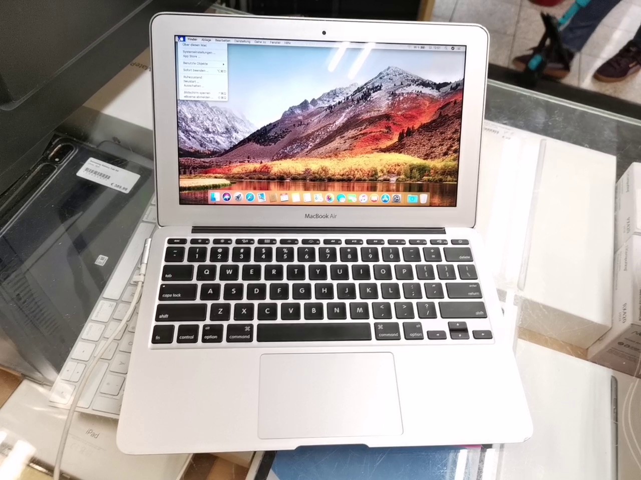 MacBook Air 11" Core i5 (Mid 2011), 2 GB RAM, 64 GB SSD. Inkl. Ladegerät. Netzteil mit leichter Verfärbung. | Zustand: Sehr Gut