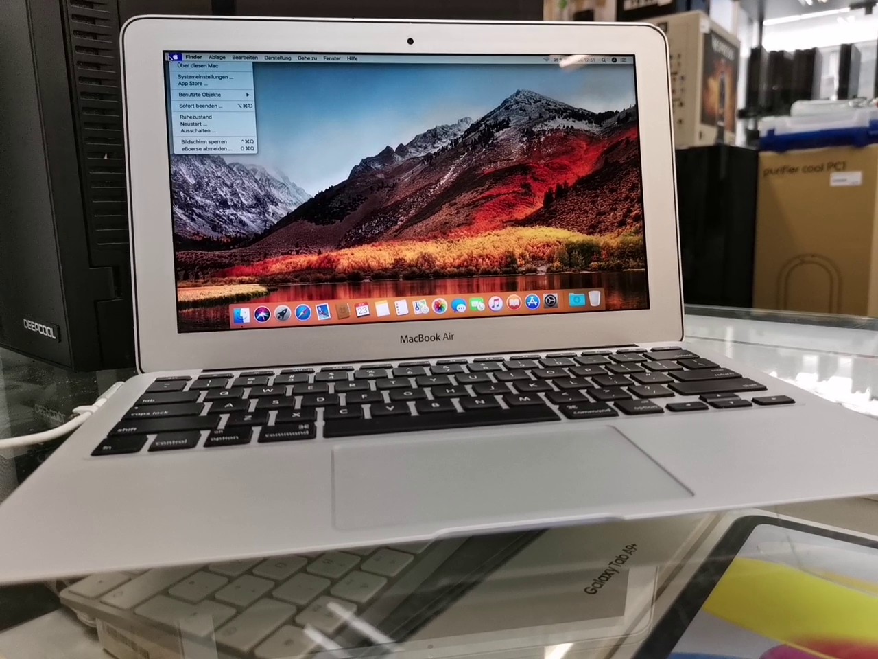 MacBook Air 11" Core i5 (Mid 2011), 2 GB RAM, 64 GB SSD. Inkl. Ladegerät. Netzteil mit leichter Verfärbung. | Zustand: Sehr Gut – Bild 2