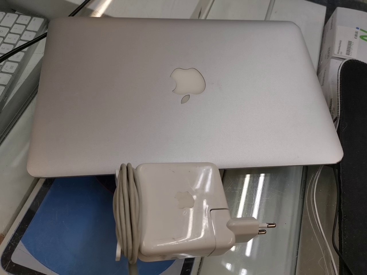 MacBook Air 11" Core i5 (Mid 2011), 2 GB RAM, 64 GB SSD. Inkl. Ladegerät. Netzteil mit leichter Verfärbung. | Zustand: Sehr Gut – Bild 3