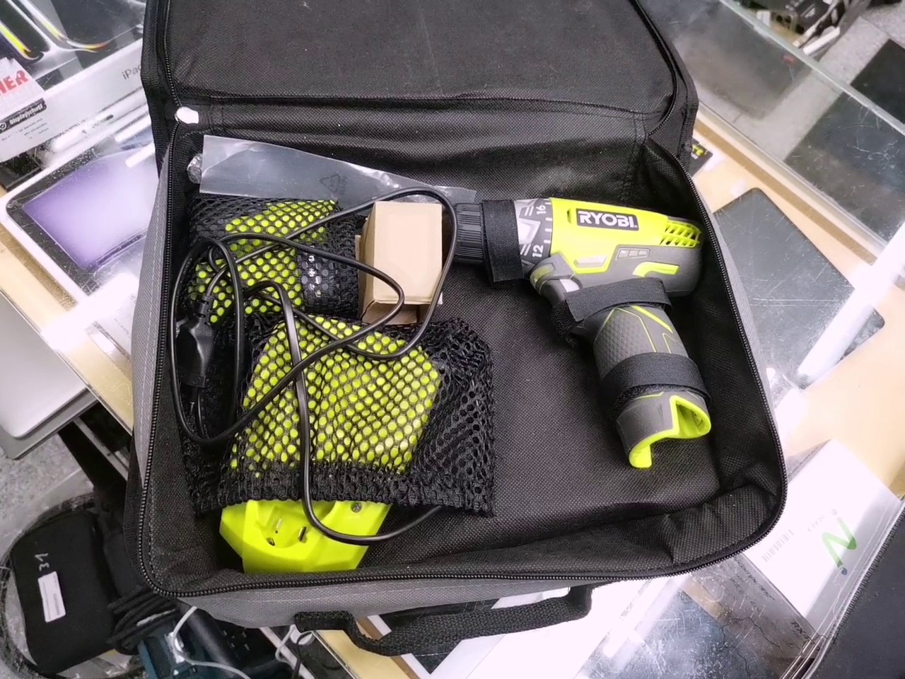 Ryobi RCD12011L Akku-Bohrschrauber, neongrün/schwarz, Inklusive Tragetasche, Ladegerät und 2 Akkus 1.3Ah (12V)