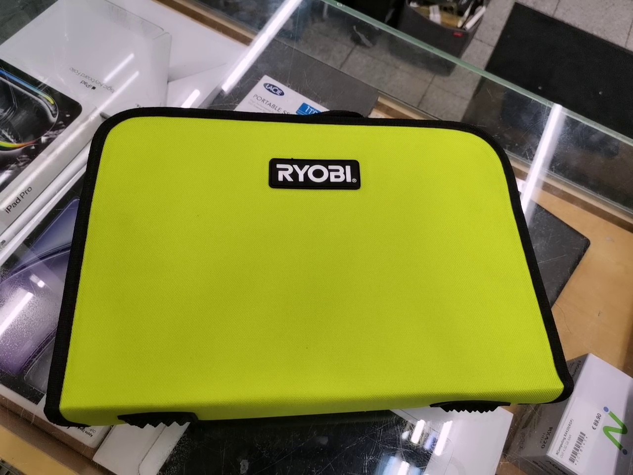 Ryobi RCD12011L Akku-Bohrschrauber, neongrün/schwarz, Inklusive Tragetasche, Ladegerät und 2 Akkus 1.3Ah (12V) – Bild 2
