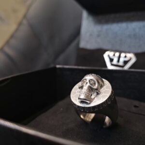Philipp Plein Ring 3D Skull PJ8AA09R9, Herrenring aus mattem Edelstahl in Silberoptik, mit Totenkopf-Motiv und Kristallen, inkl. OVP | Zustand: Sehr Gut | Farbe: schwarz