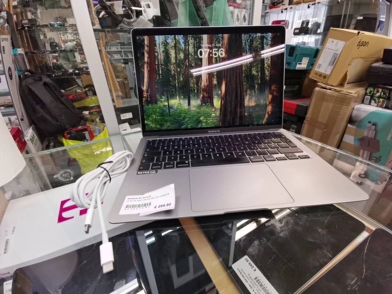 Apple MacBook Air 13 (2020) Space Grau, Intel Core i3, 16GB RAM, 256GB SSD, inkl. Ladegerät | Zustand: Gut – Bild 3