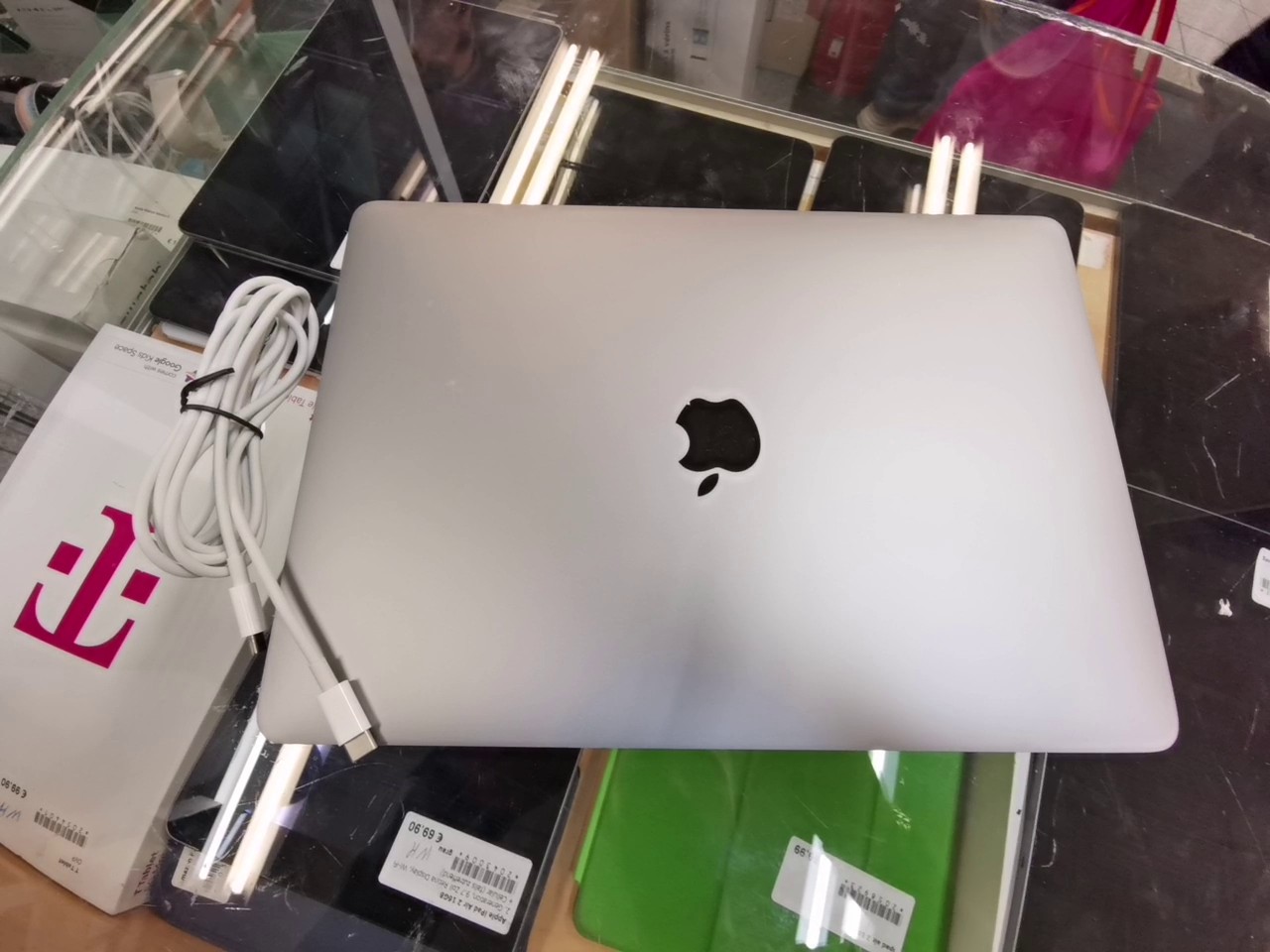 Apple MacBook Air 13 (2020) Space Grau, Intel Core i3, 16GB RAM, 256GB SSD, inkl. Ladegerät | Zustand: Gut – Bild 4