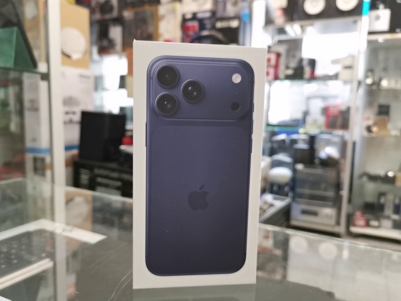 Apple iPhone 17 Pro Max 256GB Tiefblau, Smartphone, 2025, 6,9 Zoll Display, A19 Pro Chip, 48 MP Kamera, Originalverpackung (OVP) | SimLock: Frei | Zustand: Neu | Farbe: blau | Akku: 100% – Bild 4