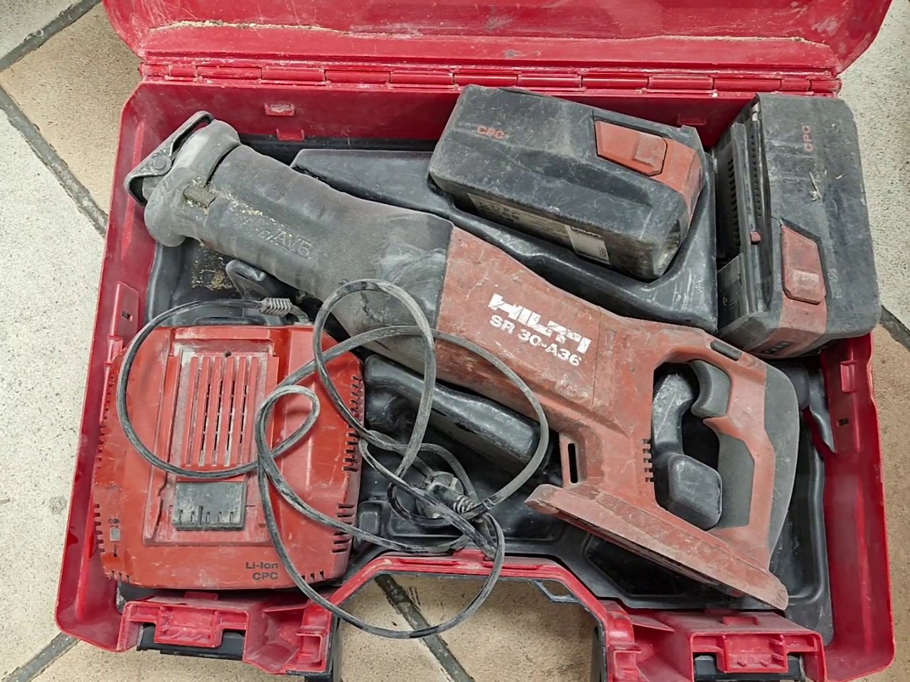 Hilti SR 30-A36 Akku-Säbelsäge rot, Leistungsstarke 36V Säbelsäge für schwere Abbrucharbeiten, inkl. Koffer, 2 Akkus und Ladegerät. | Zustand: Gut