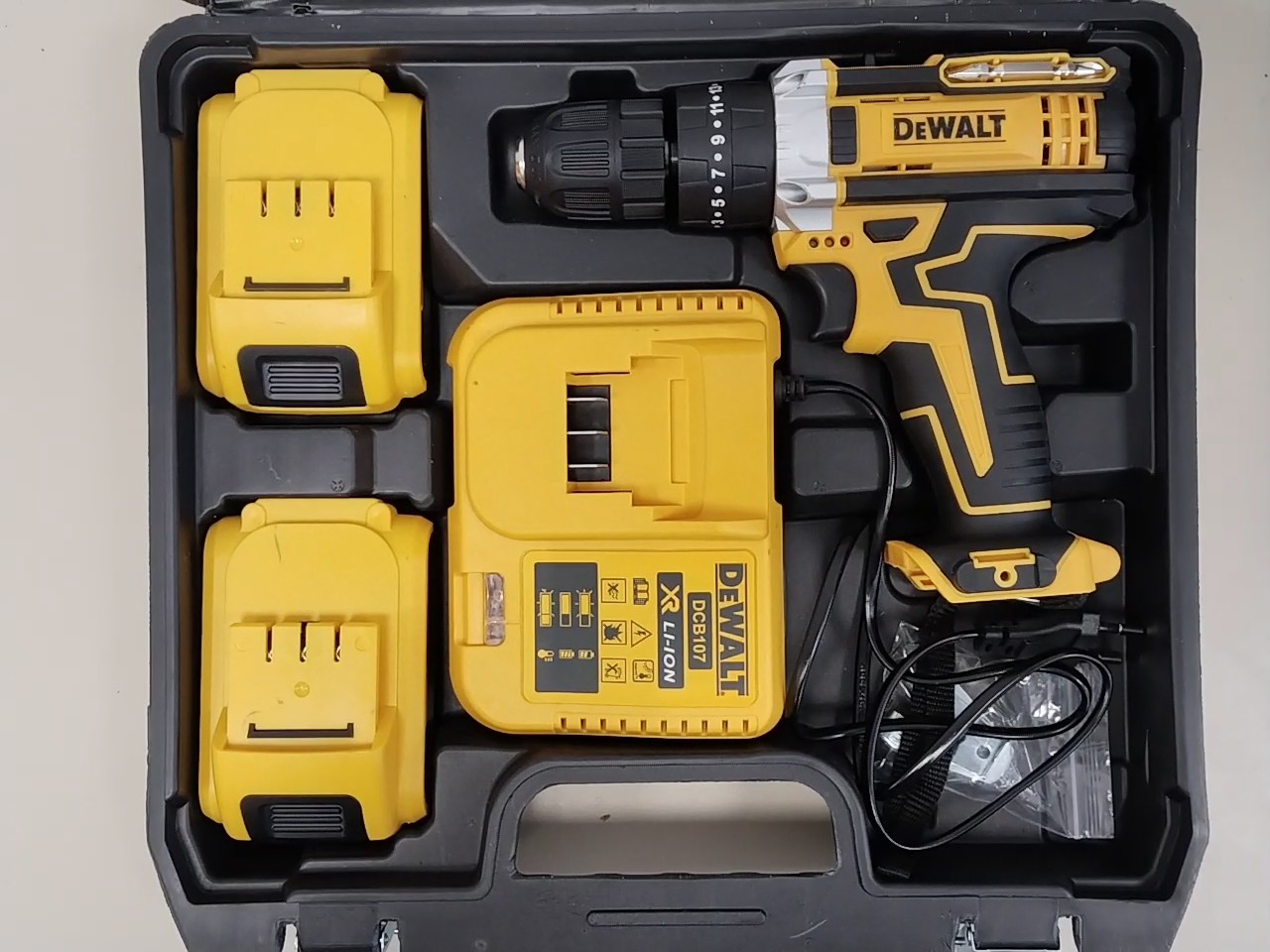 DeWalt DCD771 Akkuschrauber, Set im Koffer mit 2 Stk. 5.0 Ah Akkus, Ladegerät, Spitzzange, Schraubenzieher, Messband, Rassiermesser | Zustand: Sehr Gut – Bild 2
