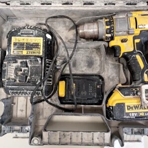 DeWalt Akku-Bohrschrauber DCD990M2, Koffer mit Ladestation, 4 Ah und 1.3 Ah Akku | Zustand: Gut