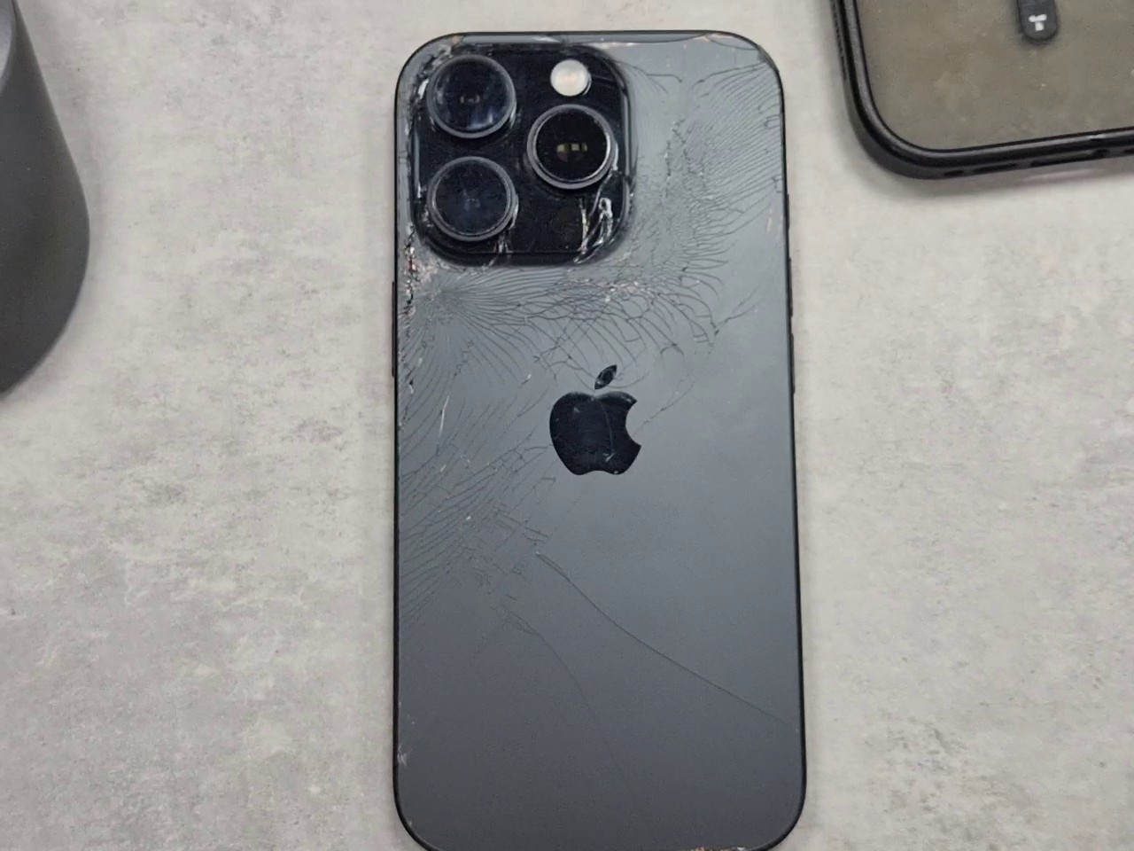 Apple iPhone 16 Pro 2024 Schwarz, 128 GB Speicher, Display gebrochen, Rückseite gebrochen | SimLock: Frei | Zustand: Schlecht | Farbe: schwarz | Akku: 91%