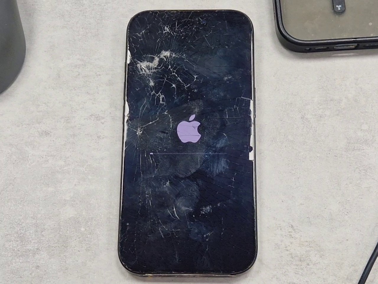 Apple iPhone 16 Pro 2024 Schwarz, 128 GB Speicher, Display gebrochen, Rückseite gebrochen | SimLock: Frei | Zustand: Schlecht | Farbe: schwarz | Akku: 91% – Bild 2