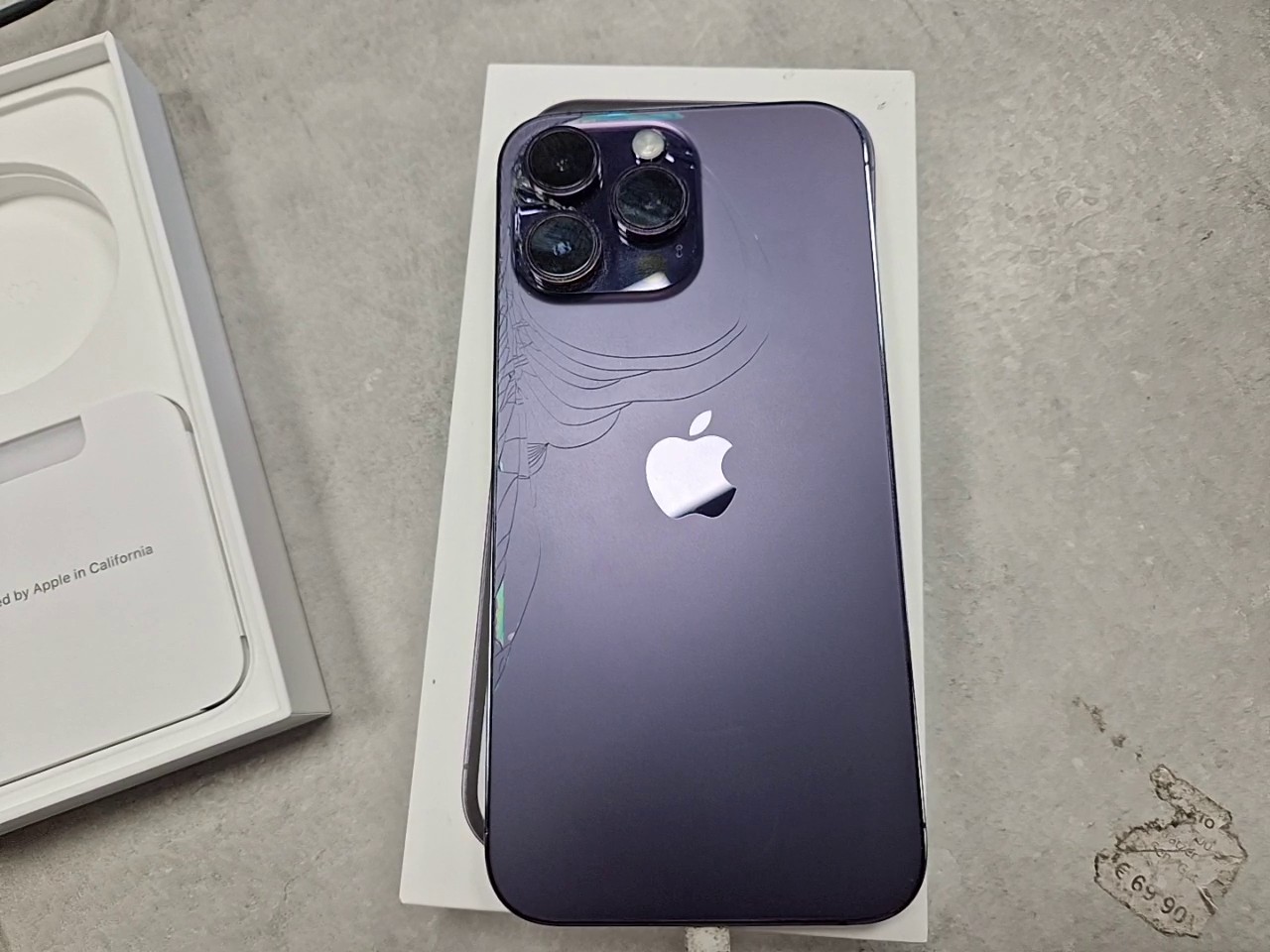Apple iPhone 14 Pro Max 128GB Deep Purple, 2022, Rückseite gesprungen, inkl. Originalverpackung (OVP) | SimLock: Frei | Zustand: In Ordnung | Farbe: violett | Akku: 90%