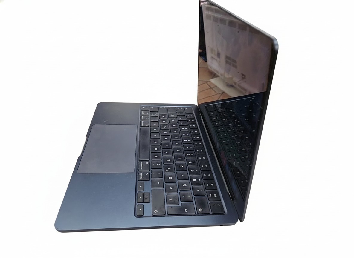 Apple MacBook Air 13 (2022) Space Grau, 13,6 Zoll Liquid Retina Display, M2 Chip, 8 GB RAM, 256 GB SSD, Modell A2681, Akku 100% Kapazität, 69 Ladezyklen | Zustand: Gut – Bild 3