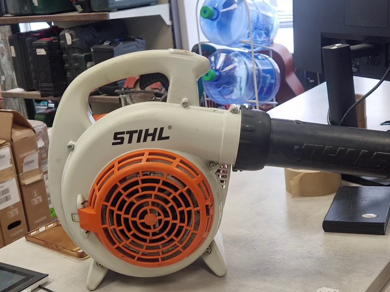 Stihl SH 56 Saughäcksler, 02.2021, orange, Benzin-Saughäcksler und Laubbläser mit 2-MIX-Motor, 27,2 cm³ Hubraum, Schallleistungspegel 105 dB. | Zustand: Sehr Gut