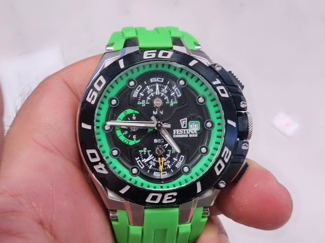 Festina Chrono Bike 2019 Grün Schwarz, Chronograph, Quarzwerk, EdelstahLadegerätehäuse, Datumsanzeige, leichte Kratzer am Gehäuseboden | Zustand: Gut – Bild 4