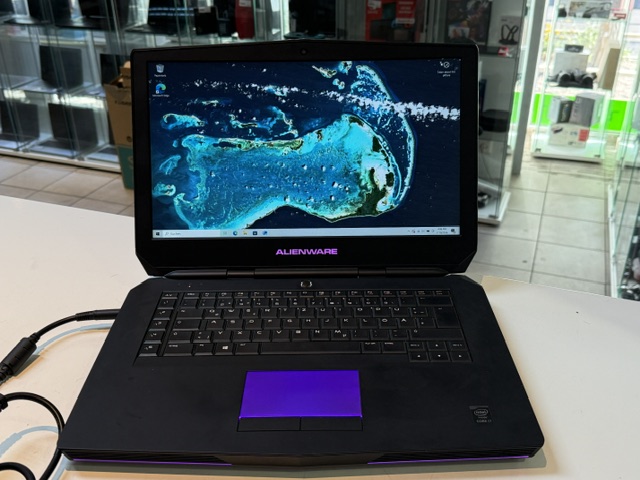 Dell Alienware 15 (2015), Schwarz, Intel Core i7-4710HQ, 16GB RAM, 256GB SSD, 1TB HDD, GeForce GTX 970M, Win 10, inkl. Rucksack, Akku defekt | Zustand: Sehr Gut