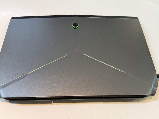 Dell Alienware 15 (2015), Schwarz, Intel Core i7-4710HQ, 16GB RAM, 256GB SSD, 1TB HDD, GeForce GTX 970M, Win 10, inkl. Rucksack, Akku defekt | Zustand: Sehr Gut – Bild 2
