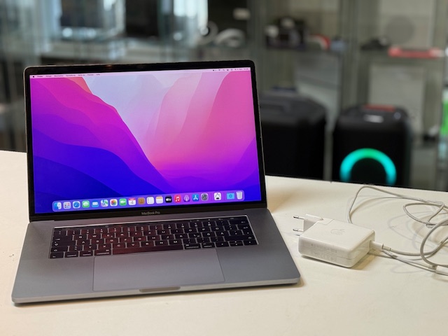 Apple MacBook Pro 15" 2016 Space Grau, Quad-Core i7, 16GB RAM, 512GB SSD, Touch Bar, 513 Ladezyklen, macOS Monterey installiert | Zustand: Gut – Bild 2