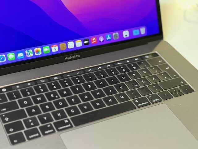 Apple MacBook Pro 15" 2016 Space Grau, Quad-Core i7, 16GB RAM, 512GB SSD, Touch Bar, 513 Ladezyklen, macOS Monterey installiert | Zustand: Gut – Bild 3