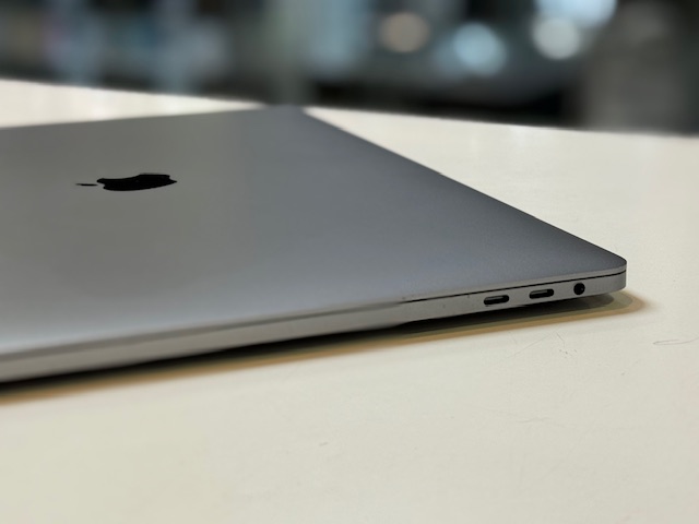 Apple MacBook Pro 15" 2016 Space Grau, Quad-Core i7, 16GB RAM, 512GB SSD, Touch Bar, 513 Ladezyklen, macOS Monterey installiert | Zustand: Gut – Bild 4