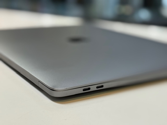 Apple MacBook Pro 15" 2016 Space Grau, Quad-Core i7, 16GB RAM, 512GB SSD, Touch Bar, 513 Ladezyklen, macOS Monterey installiert | Zustand: Gut – Bild 5