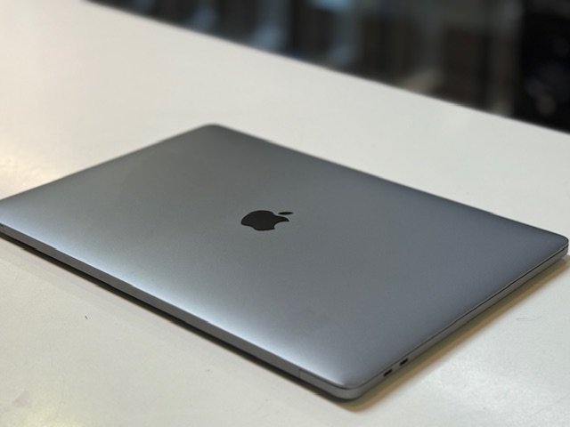 Apple MacBook Pro 15" 2016 Space Grau, Quad-Core i7, 16GB RAM, 512GB SSD, Touch Bar, 513 Ladezyklen, macOS Monterey installiert | Zustand: Gut – Bild 6